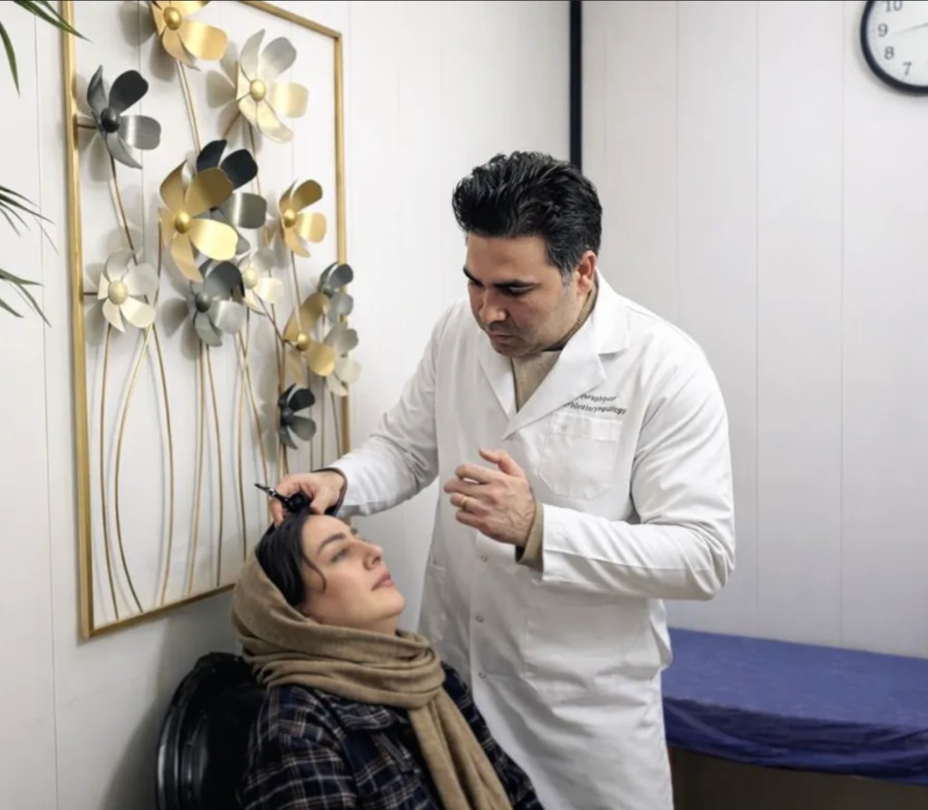 دکتر پارسا چراغیپور در حال ارزیابی و مشاوره با بیمار در مطب